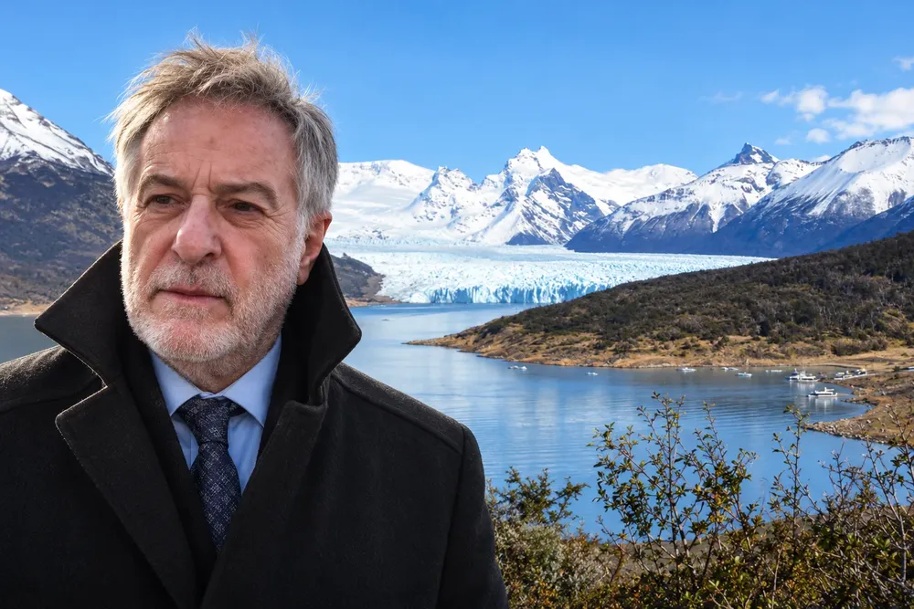Retrato solemne ante glaciar patagónico